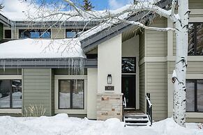 82 Ridgepoint 3 Bedroom Townhouse by RedAwning