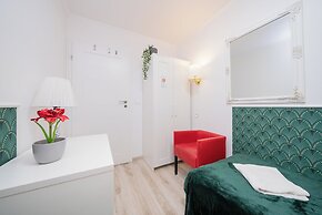 UNIT Short Rent Apartment by Warsaw Metro Station