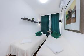 UNIT Short Rent Apartment by Warsaw Metro Station