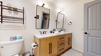 Bridges Townhome 11 Pet-Friendly Deluxe Townhome with Private Hot Tub 