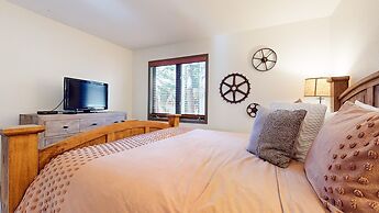 Bridges Townhome 11 Pet-Friendly Deluxe Townhome with Private Hot Tub 