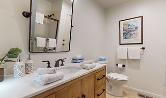 Bridges Townhome 11 Pet-Friendly Deluxe Townhome with Private Hot Tub 