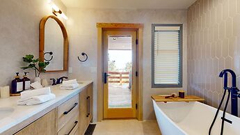 Bridges Townhome 11 Pet-Friendly Deluxe Townhome with Private Hot Tub 