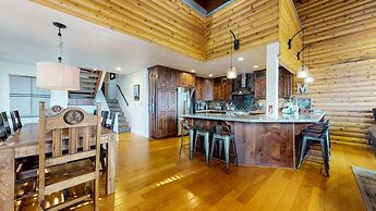 Bridges Townhome 11 Pet-Friendly Deluxe Townhome with Private Hot Tub 