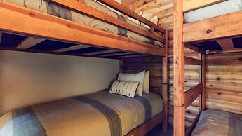 Bridges Townhome 11 Pet-Friendly Deluxe Townhome with Private Hot Tub 