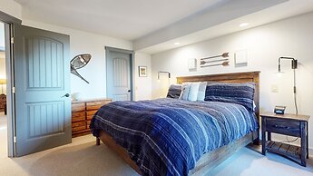 Bridges Townhome 11 Pet-Friendly Deluxe Townhome with Private Hot Tub 