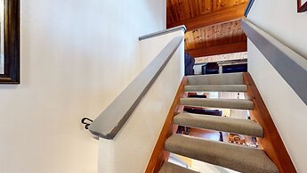 Bridges Townhome 11 Pet-Friendly Deluxe Townhome with Private Hot Tub 