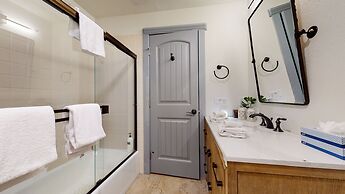 Bridges Townhome 11 Pet-Friendly Deluxe Townhome with Private Hot Tub 