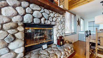 Bridges Townhome 11 Pet-Friendly Deluxe Townhome with Private Hot Tub 