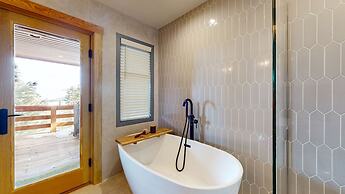 Bridges Townhome 11 Pet-Friendly Deluxe Townhome with Private Hot Tub 