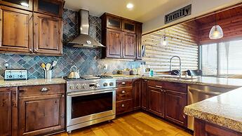 Bridges Townhome 11 Pet-Friendly Deluxe Townhome with Private Hot Tub 