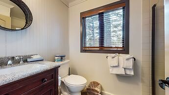 Bridges Townhome 11 Pet-Friendly Deluxe Townhome with Private Hot Tub 