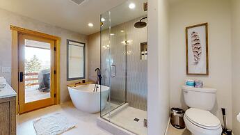 Bridges Townhome 11 Pet-Friendly Deluxe Townhome with Private Hot Tub 