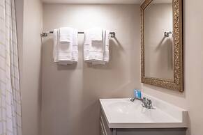 Sara Placid Inn & Suites