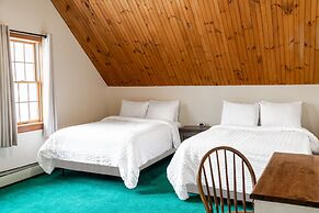 Sara Placid Inn & Suites