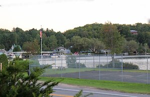 Sara Placid Inn & Suites