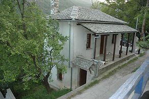 Split-level house in East Pelion