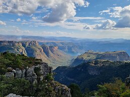 Kingfisher Creek Safari Lodge