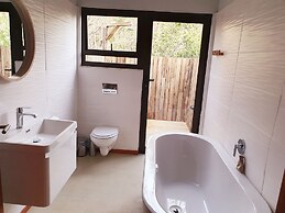 Kingfisher Creek Safari Lodge