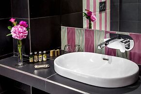 GCF Luxury Suites, Guest House