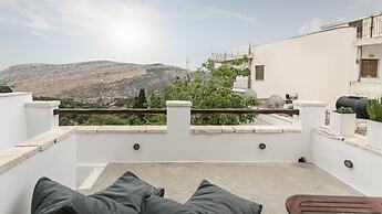 Traditional Inn Pirethron