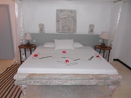 White Elephant Sea & Art Lodge