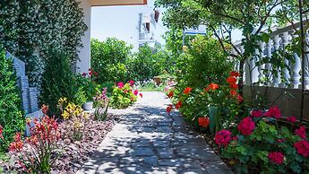 Milonas House Apartments