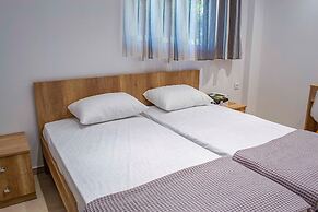 Milonas House Apartments