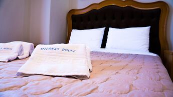 Milonas House Apartments
