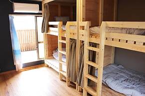 GUESTHOUSE YOURS - Hostel