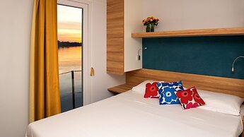 Floating Resort