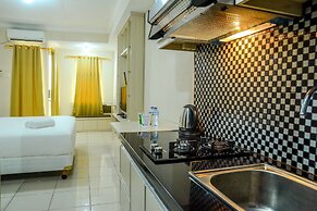 Simply Studio Room at Grand Serpong Apartment By Travelio