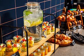 Holiday Inn London Heathrow - Bath Road by IHG