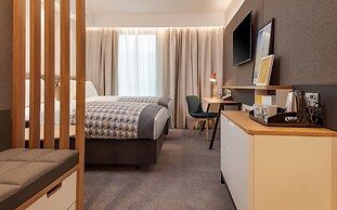 Holiday Inn London Heathrow - Bath Road by IHG