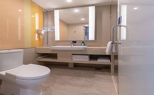 Holiday Inn Express Wuhan Optical Valley by IHG