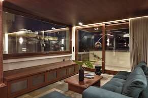 Karyatis Luxury Maisonette by K&K