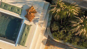 Karyatis Luxury Maisonette by K&K