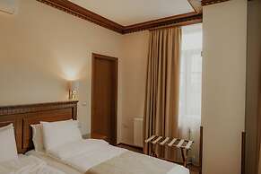 Hotel Argjiro