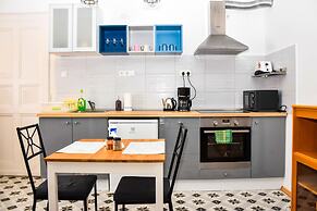 Diamond Astoria 5 sun-lit apartment