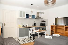 Diamond Astoria 5 sun-lit apartment