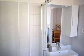 Diamond Astoria 5 sun-lit apartment