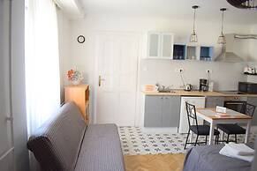 Diamond Astoria 5 sun-lit apartment