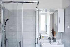 Diamond Astoria 5 sun-lit apartment