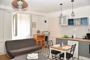 Diamond Astoria 5 sun-lit apartment