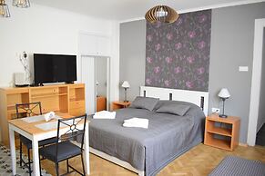 Diamond Astoria 5 sun-lit apartment