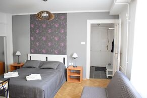 Diamond Astoria 5 sun-lit apartment