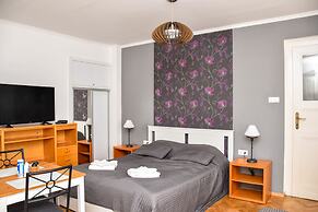 Diamond Astoria 5 sun-lit apartment