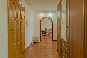 FlatHome24 on Kolomiazhsky