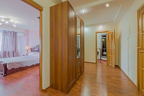 FlatHome24 on Kolomiazhsky