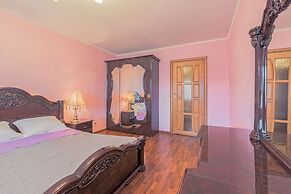 FlatHome24 on Kolomiazhsky